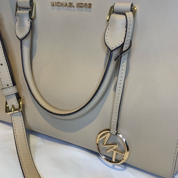 Micheal Kors handbag in gorgeous, versatile beige color with dust bag - Picture 2 of 10